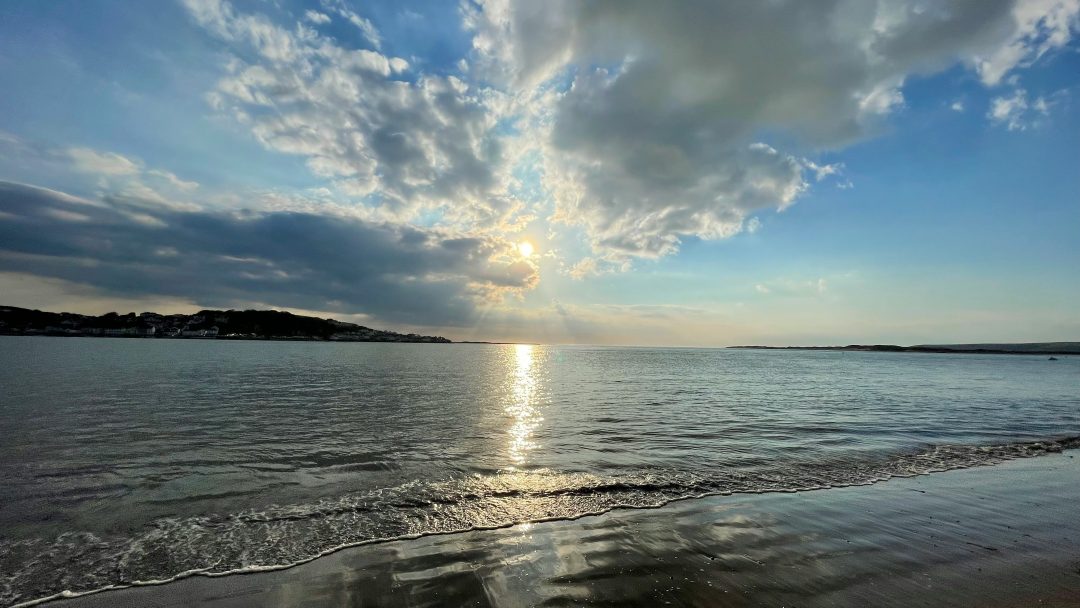 How People Unwind in Devon Holiday Cottages After a Day by the Coast